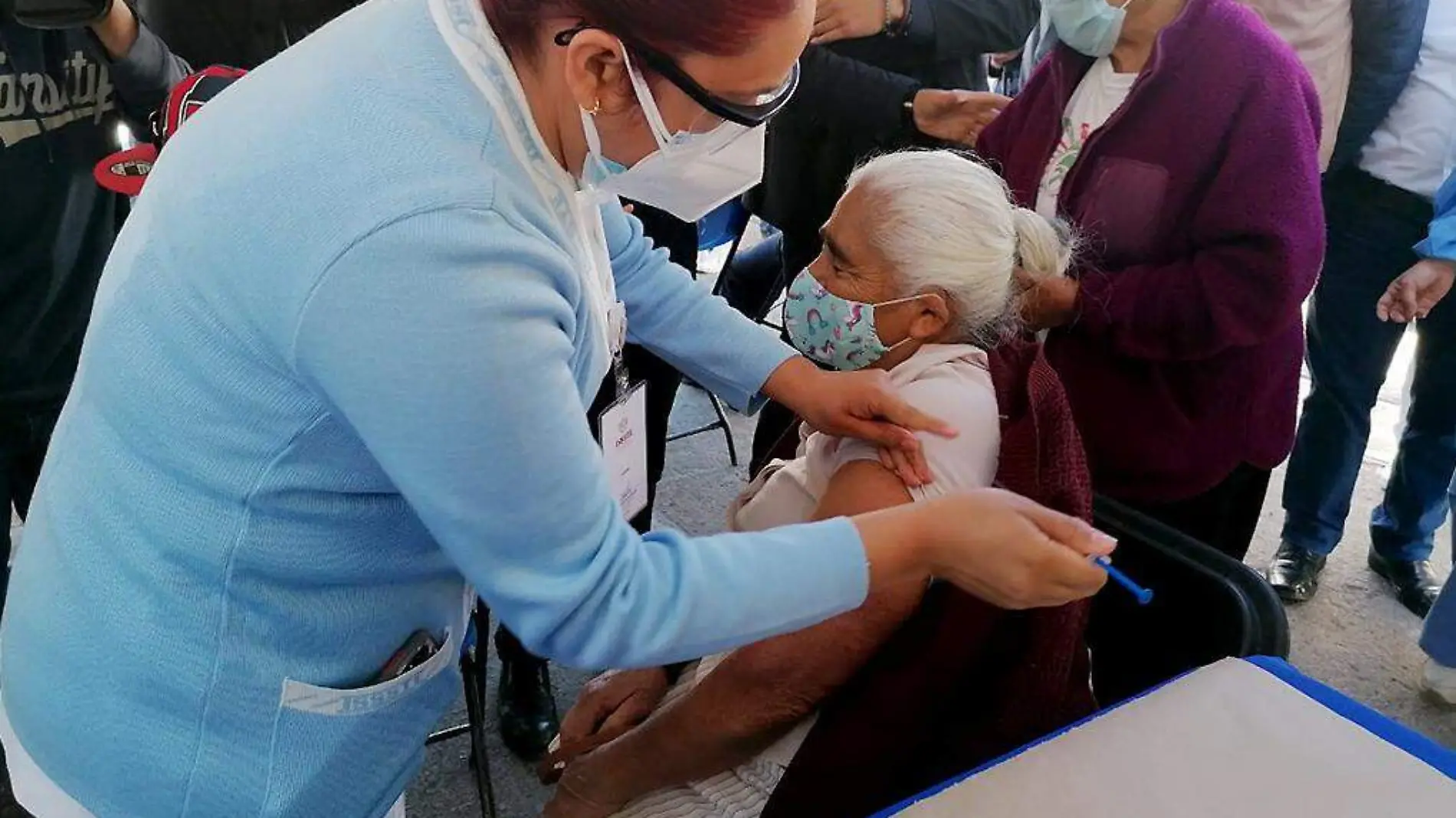 Enfermeda vacunando a persona mayor